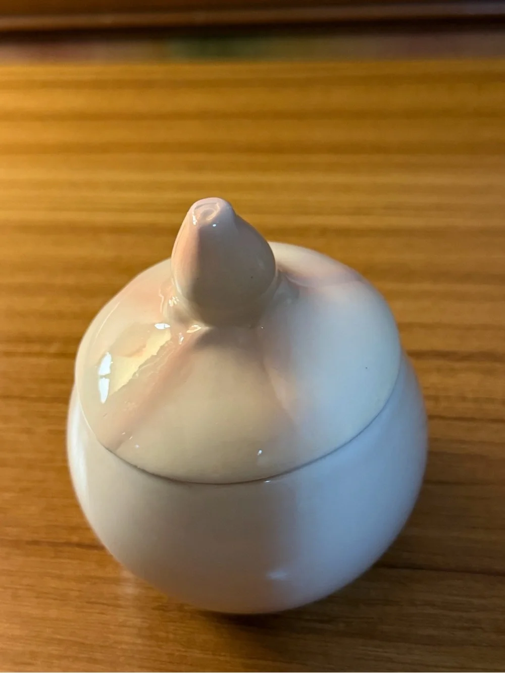 Vintage Pier 1 White Porcelain Figural Lidded Sugar Bowl Condiment Jam Jar Pot